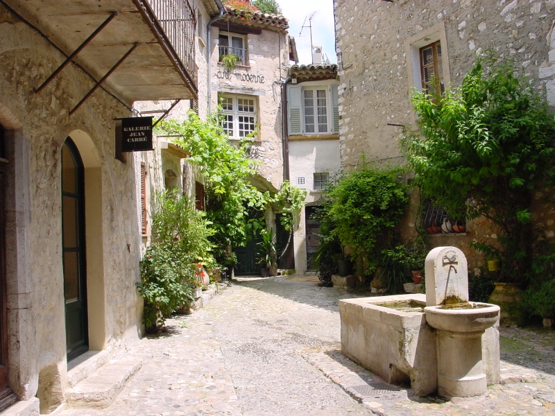 Saint-Paul-de-Vence Innenhof.JPG -                                